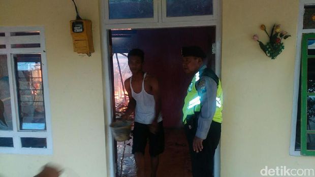 Diduga Gangguan Jiwa Kambuh, Warga Trenggalek Bakar Rumah Orang Tua