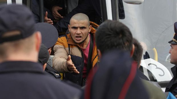 Demonstran di Saint Petersburg, Rusia berdebat dengan polisi dalam aksi mereka