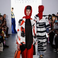 Dian Pelangi juga menyelipkan grafis gravity agar terlihat artsy karena menurutnya orang New York mempunyai selera seni yang beragam. Dengan hadirnya koleksi busana muslim modern, Dian berharap juga bisa menjadi representasi dari wajah muslimah. Foto: Brian Ach/Getty Images for Indonesian Diversity