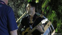 Chris Carrabba, sang vokalis, juga terlihat penuh semangat sambil menjajal gitarnya.