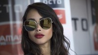 Si gadis berkacamata ini kelihatannya sedang serius sekali ya. (Photo by Mirco Lazzari gp/Getty Images)