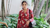 Gaya cantik Nindy saat mengenakan piama tersebut. (Foto: Dok. Instagram)