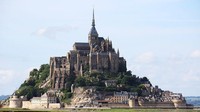 Mont Saint Michel, Prancis. Mungkin inilah desa yang ada di puncak bukit dan paling terkenal di Eropa. Brittany ini telah menjadi biara sejak abad ke-8 (Dok. CNN Travel)