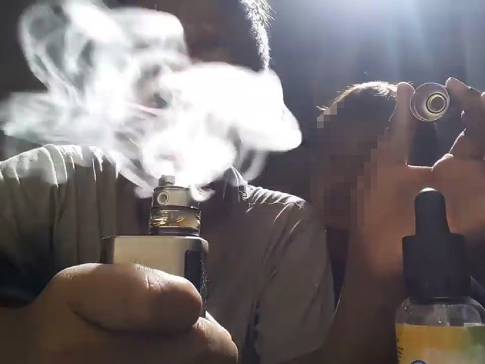 Penggunaan rokok elektrik pada anak-anak bisa memicu mereka menjadi perokok aktif nantinya. Foto: Facebook/Meme Politik Indonesia Penggunaan rokok elektrik pada anak-anak bisa memicu mereka menjadi perokok aktif nantinya. Foto: Facebook/Meme Politik Indonesia
