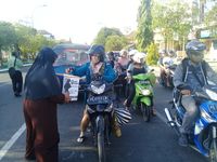 Massa mencari donasi untuk disumbangkan guna kepentingan Rohingya