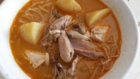 Kalau suka bihun kari gaya Medan, bisa coba Kari Lam di Gang Gloria. Kuahnya tidak terlalu kental dengan rasa rempah enak. Isiannya bisa memakai daging ayam kampung atau sapi.