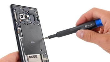 Setelah bagian belakang lepas, sekarang diperlukan obeng kecil untuk masuk kembali ke bagian dalamnya. (Foto: ifixit)