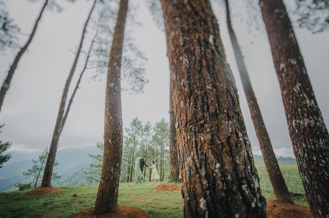 Momen lain yang diabadikan ketika foto prewedding outdoor ala Laudya Cynthia Bella tampak diambil dari jauh. Foto: Dok. Instagram @alvasus