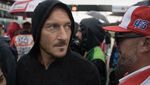 Di Sirkuit Misano: Kue Ultah, Francesco Totti, dan Para Gadis Manis