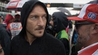 Mantan pemain top Italia dan AS Roma, Francesco Totti, menjadi salah satu selebritas yang ikut menyaksikan langsung seri balapan MotoGP San Marino ini. (Photo by Mirco Lazzari gp/Getty Images)