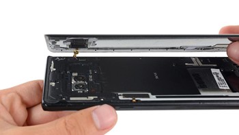 Bagian casing belakang pun dibuka. (Foto: ifixit)