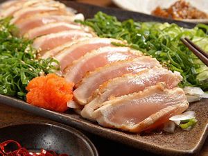 Sashimi Daging Ayam yang Sedang Tren Hingga Air Putih Rasa Teh Susu yang Unik