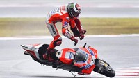 Apes buatnya, itu semua berakhir di Turn 7 saat memasuki putaran ketujuh balapan. Lorenzo mengalami highside. (Foto: Marco BERTORELLO/AFP PHOTO)