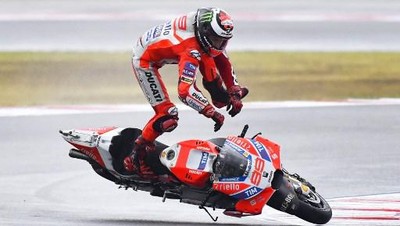 Foto: Momen Apes Lorenzo Saat Jatuh di Misano