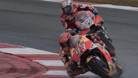 Sudah begitu, dalam beberapa kesempatan Marquez juga harus mengadapi potensi ancaman Dovizioso yang saat ini juga menjadi rival beratnya di klasemen. (Photo by Mirco Lazzari gp/Getty Images)