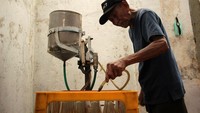 Proses pengisian botol limun dengan gula alami dan essence beraneka rasa. Proses penuangannya juga dilakukan secara manual dengan bantuan mesin sederhana (Randy/detikTravel)