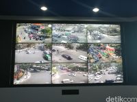 Saat ini terpasang 136 CCTV di beberapa lampu merah. Kamera pemantau itu dikendalikan 10 petugas.