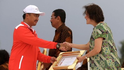 Menpora Berikan Penghargaan di Haornas 2017