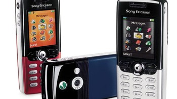 Sony Ericsson T610 yang memiliki desain sederhana dan warna-warni membuatnya digilai anak muda saat diluncurkan tahun 2003.. Foto: Unwired