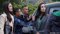 Di Edinburgh, Tatjana terlihat beradu akting dengan aktris Malaysia, Nur Fazura.