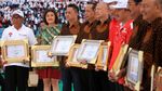 Menpora Berikan Penghargaan di Haornas 2017