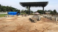 Rangka besi untuk pintu tol sendiri sudah mulai terpasang di ujung proyek jalan tol sebelah Selatan UI.