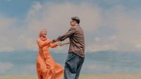 Perjalanan cinta Laudya Cynthia Bella dan Engku Emran terbilang singkat. Keduanya hanya butuh waktu beberapa bulan sebelum akhirnya mantap melanjutkan hubungan ke jenjang pernikahan (Foto: Dok. Instagram @alvasus)
