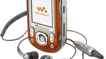 Ponsel Walkman lainnya adalah Sony Ericsson W600 yang layarnya bisa diputar untuk menampilkan keyboard di bawahnya. Foto: Unwired