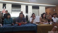 Usai pertemuan, Dinkes DKI mengadakan jumpa pers soal bayi Debora. Ada Kadinkes DKI Koesmedi, Direktur Rumah Sakit Mitra Keluarga Dr Fransiska; Eddy Sulistijanto, Kepala Cabang BPJS Jakarta Barat; serta beberapa pihak dari Dinas Kesehatan DKI Jakarta. Koesmedi menyatakan ada kelalaian yang dilakukan oleh RS Mitra Keluarga. Sementara itu dari sisi medis, tidak ada pelanggaran (Cici-detikcom)