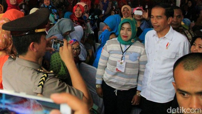Jokowi ke Warga Cimahi: Saya Dulu Juga Anak Orang Tak Punya