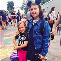 Jodie Sweeten sepertinya bangga menjadi ibu dari Zoie dan Beatrix, terlihat dalam postingan Jodie yang memamerkan foto kedua anaknya di Instagram dengan caption, Happy first day of school to these two awesome little ladies!! I am so proud of them! Although, I cant believe theyre in 4th and 2nd grade!! How did that happen?! #momlife Foto: Instagram