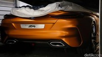 Selubung Z4 mulai terbuka. Foto: BMW