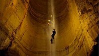 Menurut kepercayaan setempat, gua ini dipercaya menjadi tempat berkumpulnya jin. Konon, masyarakat setempat sering mendengar suara-suara dan dentuman-dentuman benda keras dari dalam lubang tersebut (Dok. Haunted History/Facebook)