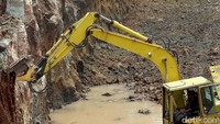 Ekskavator membuat terowongan di bawah perempatan Mampang, Selasa (12/9/2017).