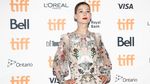 Rosamund Pike Tampil Berbunga-bunga
