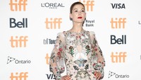 Rosamund Pike tampak berpose di depan banner TIFF. Foto: REUTERS/Mark Blinch