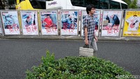 Papan iklan bertebaran di sepanjang jalan masuk Tsukiji Fish Market.