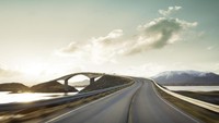 Pertama, saat melewatinya akan terlihat lurus-lurus saja. Apabila telah melewati ujung jembatan yang tampak curam dengan liukan sepanjang 256 meter, traveler akan melewati jalan yang landai dan menurun (Thinkstock)