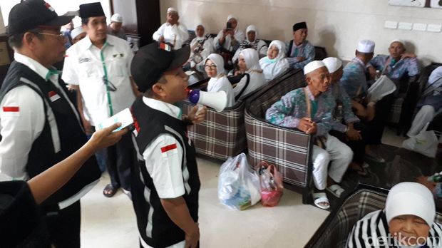 Dirjen Penyelenggaraan Haji dan Umrah Kemenag Nizar Ali menyampaikan imbauan ke jemaah didampingi Direktur Bina Haji Khoirizi HD.