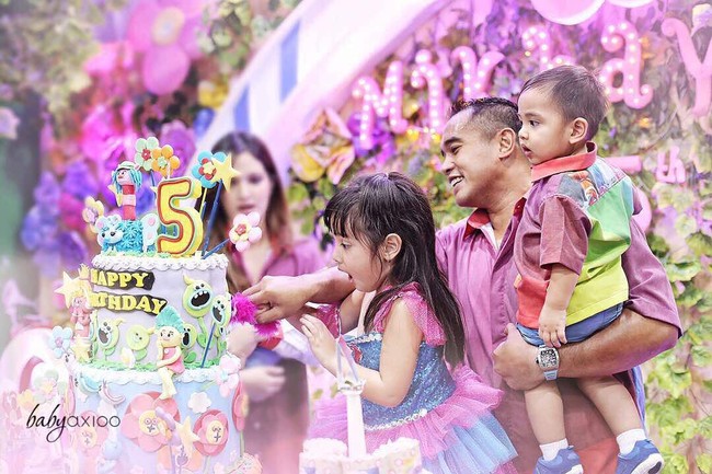 Nia Ramadhani dan Ardie Bakrie menggelar pesta ulang tahun meriah untuk putri pertama mereka, Mikhayla di wahana arena bermain trampolin, di kawasan Pondok Indah, Jakarta Selatan, 2 Juni 2017. Foto: Dok. Instagram