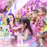 Nia Ramadhani dan Ardie Bakrie menggelar pesta ulang tahun meriah untuk putri pertama mereka, Mikhayla di wahana arena bermain trampolin, di kawasan Pondok Indah, Jakarta Selatan, 2 Juni 2017. Foto: Dok. Instagram