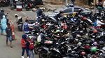 Foto: Parkir Liar Persempit Jalan di Depan Polres Jaktim