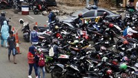 Parkir liar ini memakan bahu jalan.