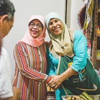 Kali ini kemeja garis-garis bernuansa merah dipilih Halimah Yacob untuk tampil rapi. Gaya hijabnya tetap konvensional dan selalu dilengkapi kacamata baca. Foto: Dok. Instagram @halimahyaccob
