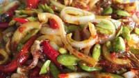 Yang ini dari @marimakan_ttdj, paduan cumi atau sotong, cabe dan petai yang diiris kasar. Cabe yang ditumbuk kasar sangat menerbitkan selera ya.Foto: Istimewa