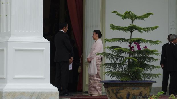 Menlu Retno Marsudi mengatakan Presiden Jokowi dan Dubes Myanmar berbicara tentang bantuan Indonesia yang akan diberikan untuk pengungsi Rohingya di Rakhine State. 