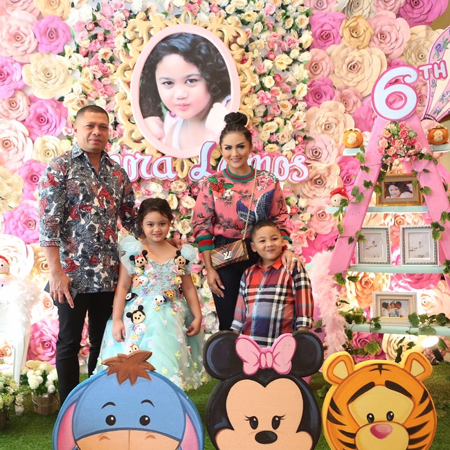 Dekorasi paper flower berwarna pink yang kini tengah tren mewarnai ulang tahun Amora Lemos. Foto: Dok. Instagram