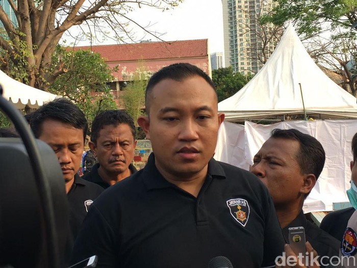 Kasubdit Jatanras Ditreskrimum Polda Metro Jaya, AKBP Hendy F Kurniawan dan  dokter forensik dari RS Polri, dr Asri Pralebda