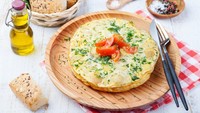 Bauernomelette adalah sebutan bagi omelet di Austria dan Jerman bagian selatan. Irisan bawang bombay, potongan kentang rebus, dan bacon asap disangrai dalam wajan, kemudian barulah telur kocok dituangkan dan dimasak sampai matang. Herb, jamur, tomat, atau cornichon (acar timun utuh) sering ditambahkan ke dalam adonan omelet. Foto: Istimewa