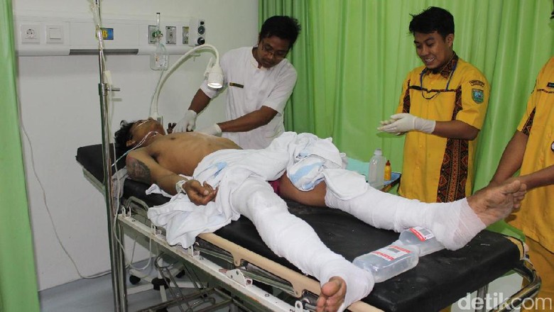 Pemuda Depresi di Kebumen Ini Panjat Tiang Lalu Pegang Kabel Listrik Pemuda Depresi di Kebumen Ini Panjat Tiang Lalu Pegang Kabel Listrik